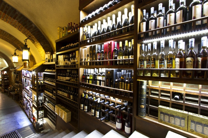 bar-ROQUESTERON-min_world_street_travel_shop_canon_georgia_wine_bottles-429767